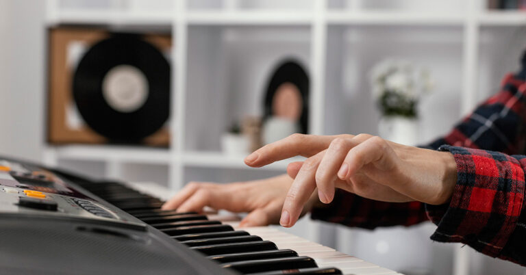 Kyra Vertes von Sikorszky: 5 vermeidbare Fehler die Anfänger beim Klavierspielen machen